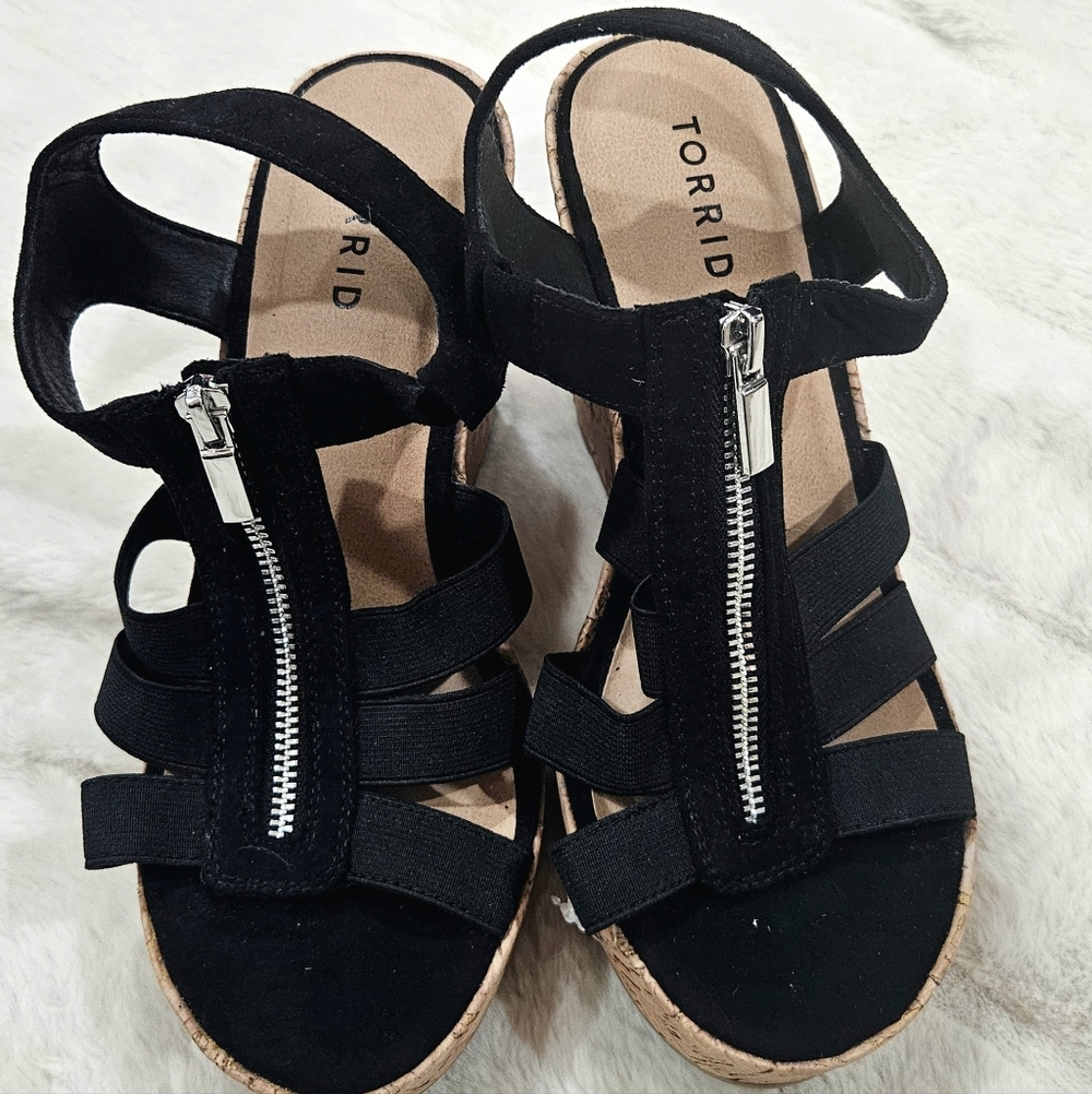 🖤 Torrid Platform Wedge Sandals – 7.5 Wide – Black – New/Never Worn